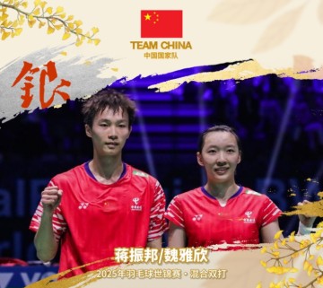 2-1逆转！中国羽毛球队终于夺冠，结束10年等待，石宇奇哭成泪人